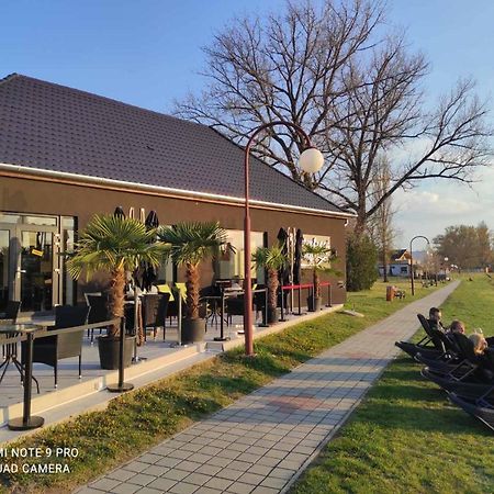 Waterfront Lodge Dunapataj Luaran gambar
