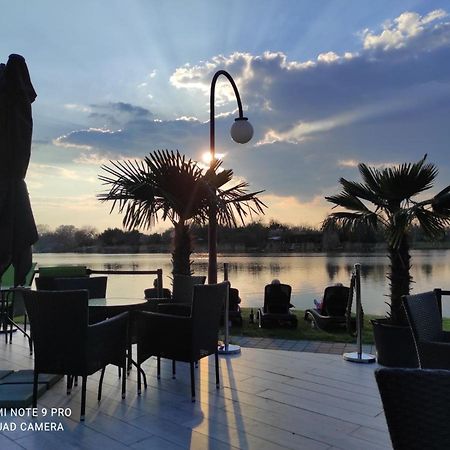 Waterfront Lodge Dunapataj Luaran gambar
