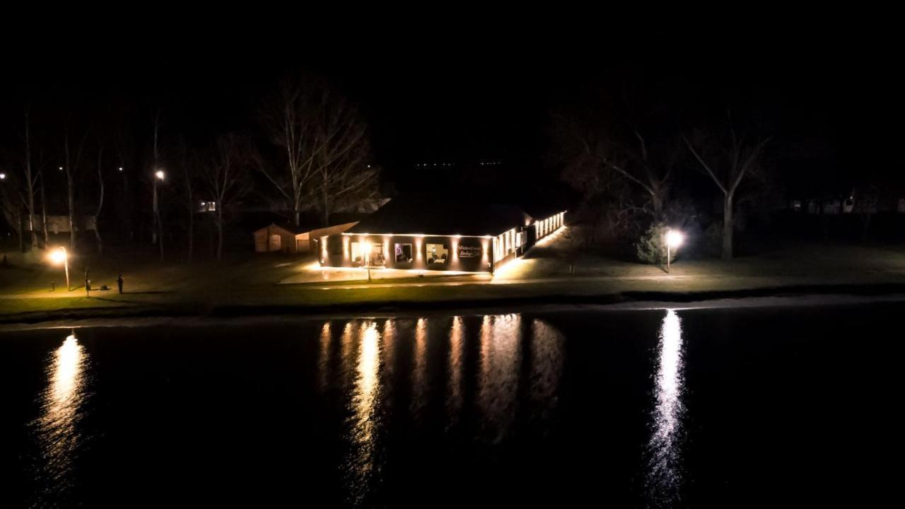 Waterfront Lodge Dunapataj Luaran gambar